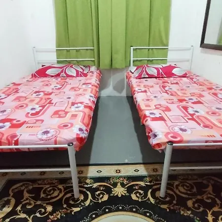 Ishak Kaseh Homestay Parit Raja Exterior photo