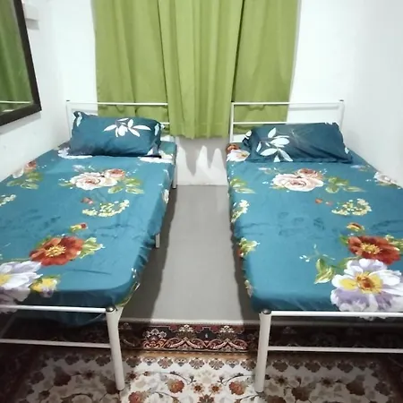 Ishak Kaseh Homestay Parit Raja Exterior photo